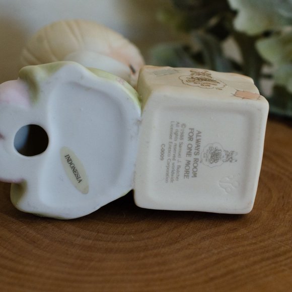 Precious Moments Girl with puppies' figurine, Enesco 1988 - Picture 6 of 6